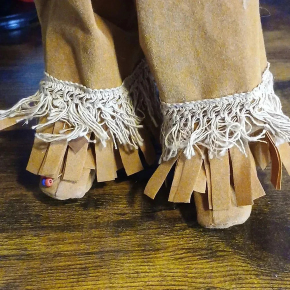 AMERICA INDIAN TRADITIONAL Heritage collectable porcelain doll 15" high/wstand - Picture 9 of 11